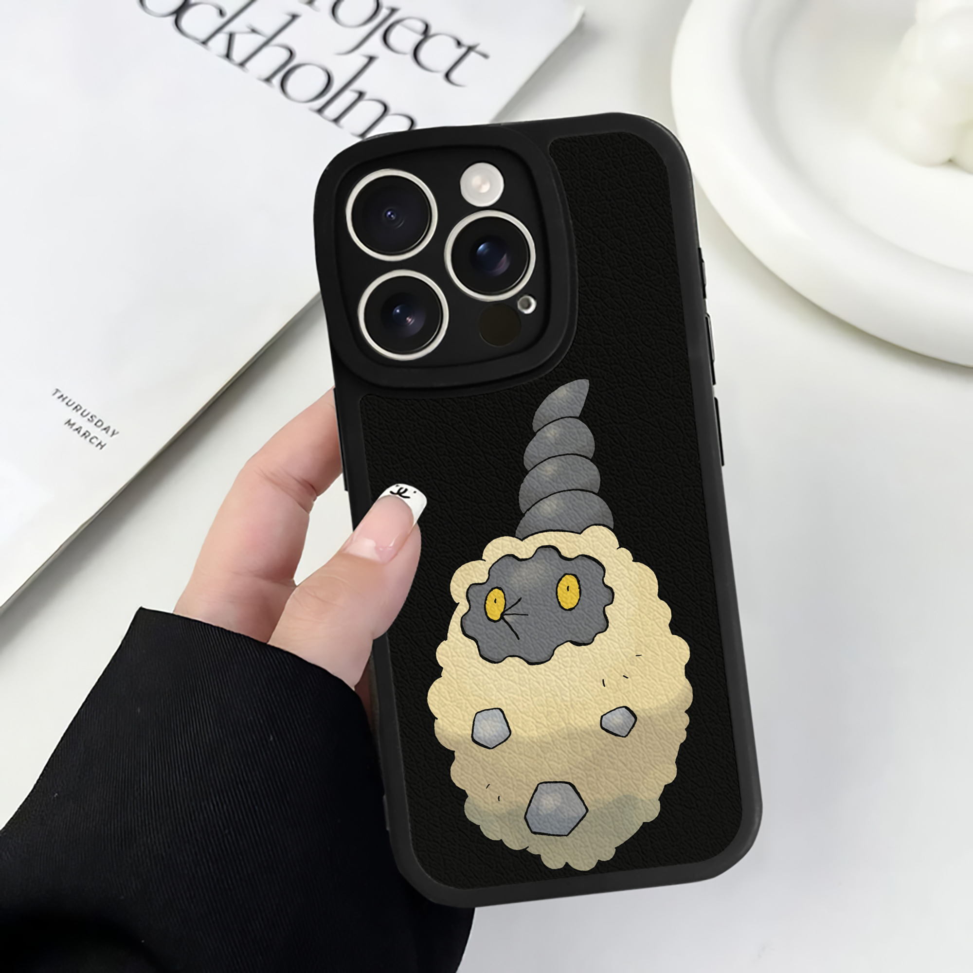 （画像用） ポケットモンスター Pokémon 【iPhone 16シリーズ対応】シリコンスマホケース（レザー調） 材質：シリコン